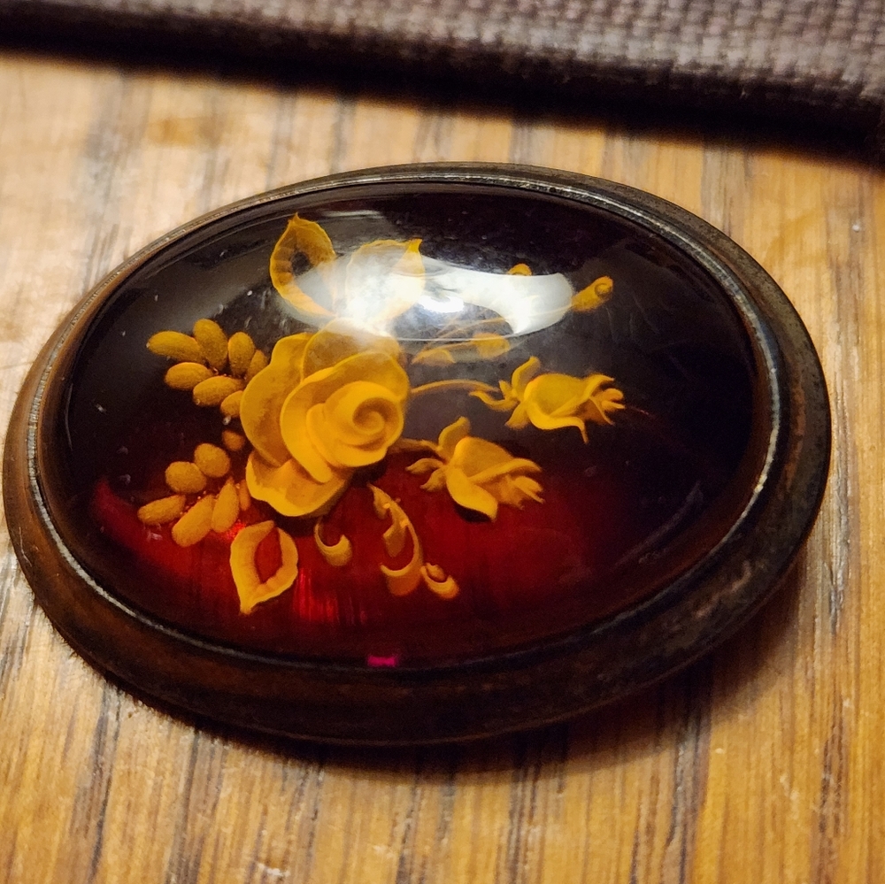 VINTAGE CARVED DOMED AMBER ROSE AND LEAVES BROOCH